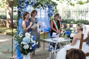 blue and white flowers decorate a wedding ceremony in Tuscany