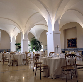Elegant Italian dining room with high vaulted ceiling for wedding dining in Italy 
